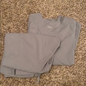 NWOT Light Grey Wonder Wink Scrub Set 2XL